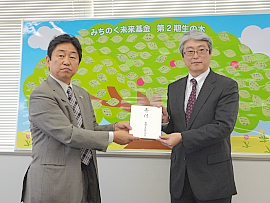 131211日進工具 「東北の未来を担う子供達に役立てて欲しい」と後藤隆司副社長(写真右)