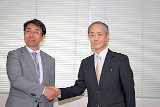 握手を交わす増田超硬工具協会理事長（右）、堀日本工具工業会理事長（左）