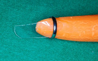 120917人参 人参を指に見立てプラスチックで保護する