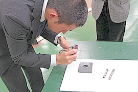 13010117 撮影終了後検証をする中川内氏。さすが技術者!